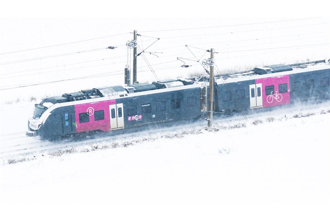 Der Zugverkehr hatte mit den Folgen von Schnee und Eis zu kämpfen.
