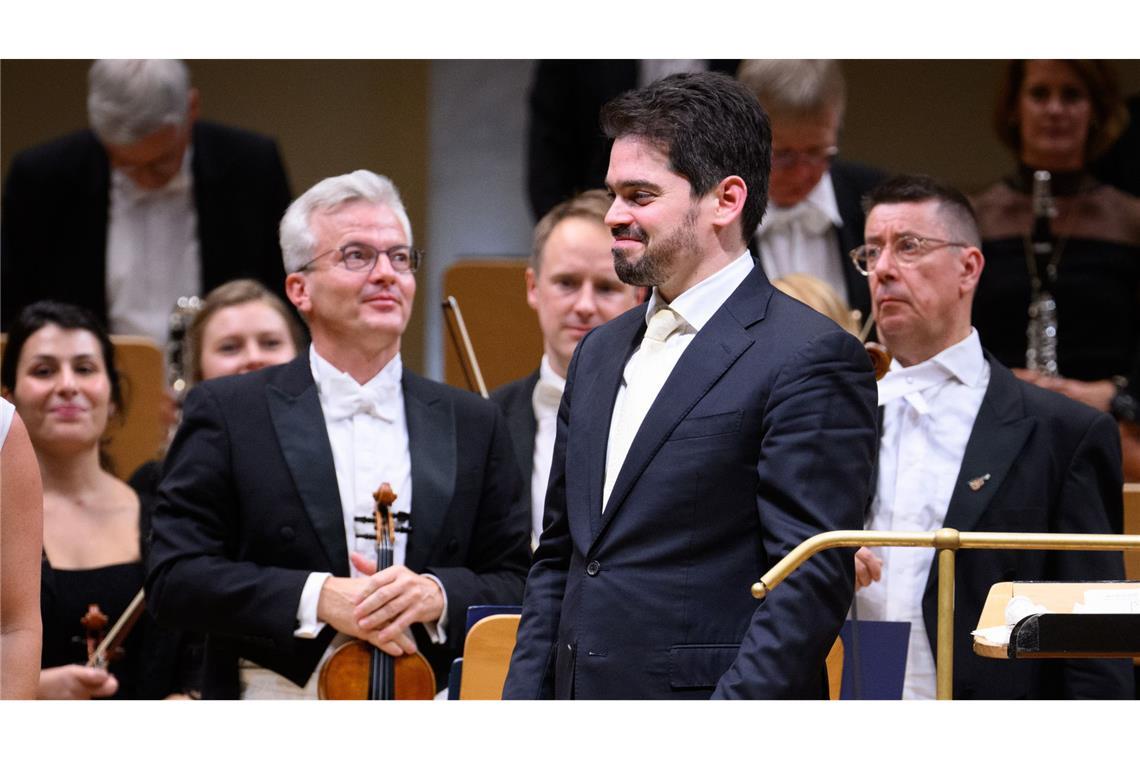 Der zukünftige Chefdirigent der Münchner Philharmoniker, Lahav Shani, nimmt beim Musikfest Berlin im Konzerthaus Berlin den Applaus entgegen.
