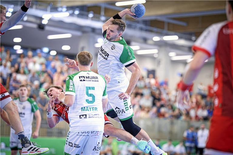 Der zuletzt fehlende Niklas Diebel (beim Wurf) könnte am Samstag wieder dabei sein. Foto: Alexander Becher