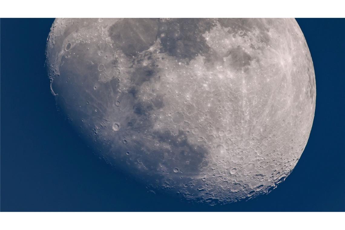 Bilder des Tages Der zunehmende und zu rund 84 Prozent sichtbare Mond am Himmel über Brandenburg.