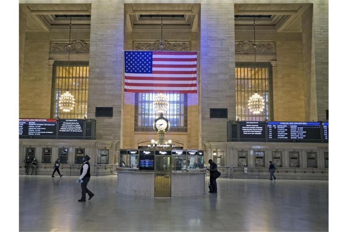 New York startet mit ersten Corona-Lockerungen Der zur Hauptverkehrszeit fast menschenleere Grand Central Terminal in New York. 100 Tage nach dem ersten bestätigten Corona-Fall sind in der Stadt erste Lockerungen in Kraft getreten. Foto: Seth Wenig/AP/dpa