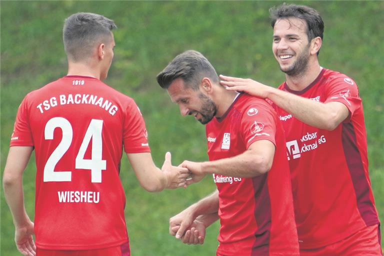 Der zur Pause eingewechselte Louis Wiesheu und Rückkehrer Shqiprim Binakaj (rechts) gratulieren Mario Marinic zu seinem 3:0. Der Routinier weiß eben, wo das Tor steht. Foto: A. Hornauer