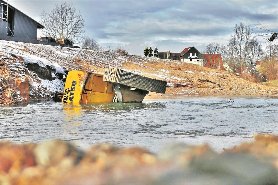 Der zur Seite gekippte Bagger.Foto: 7aktuell