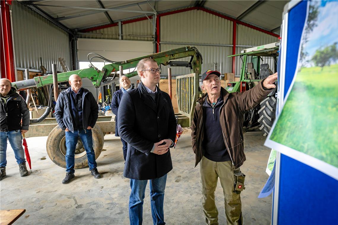 Der Zustand der Streuobstwiesen, der B-14-Ausbau und die Wasserversorgung waren die Themen, die Hermann Wahl mit OB Maximilian Friedrich, Erstem Bürgermeister Stefan Setzer, Michael Trefz und Michael Treiber (von rechts) besprach. Fotos: Alexander Becher