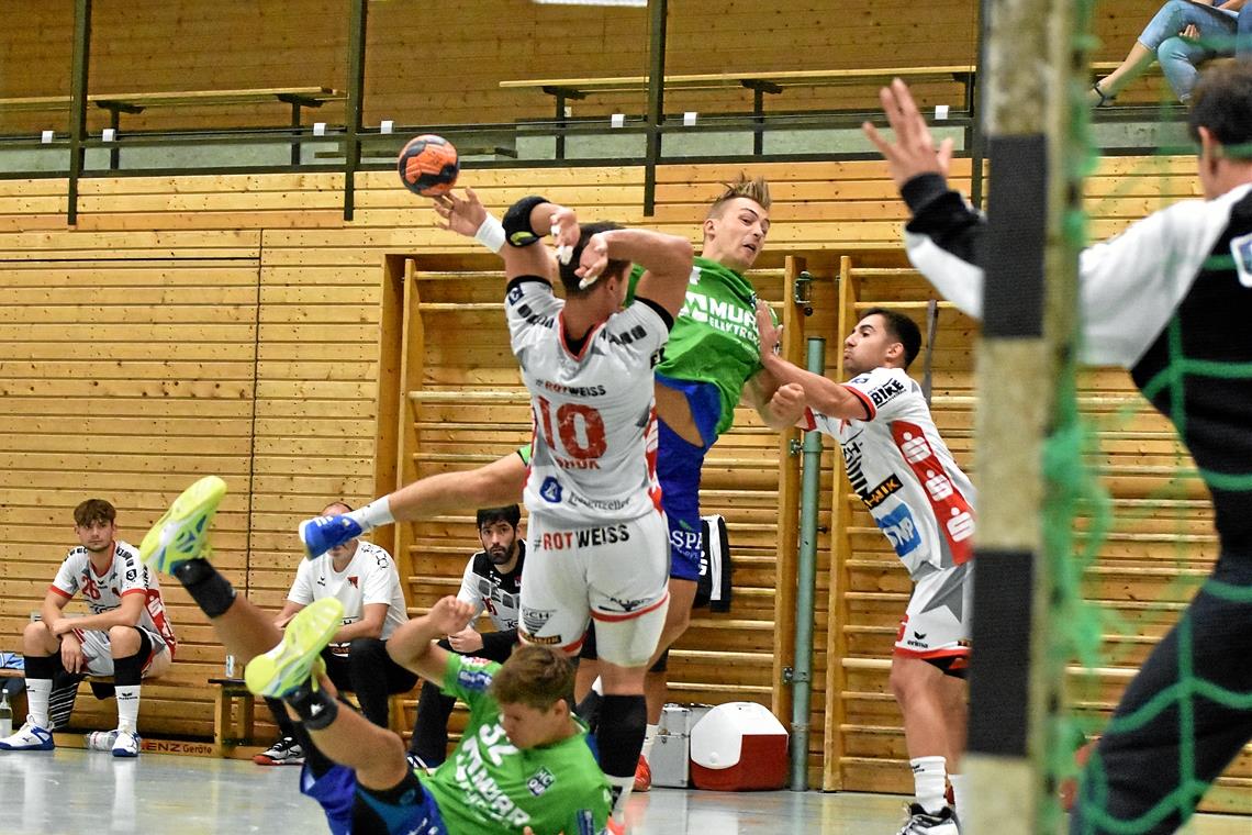 „Nicht weit entfernt von einem Punktspiel“ Der zweifache Torschütze Tobias Gehrke (beim Wurf) hat mit dem HC Oppenweiler/Backnang einen knappen Sieg gelandet. Foto: T. Sellmaier