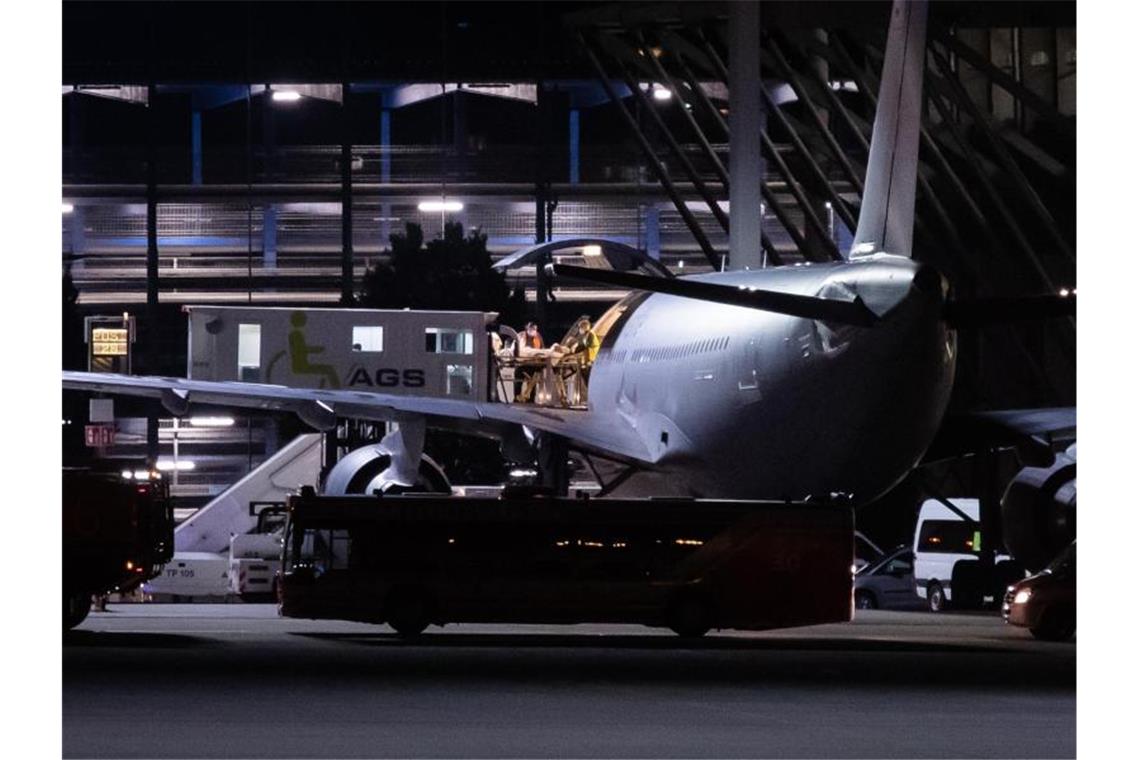 Der zweite Flieger mit verletzten Soldaten ist in der Nacht am Stuttgarter Flughafen angekommen. Foto: Christoph Schmidt/dpa