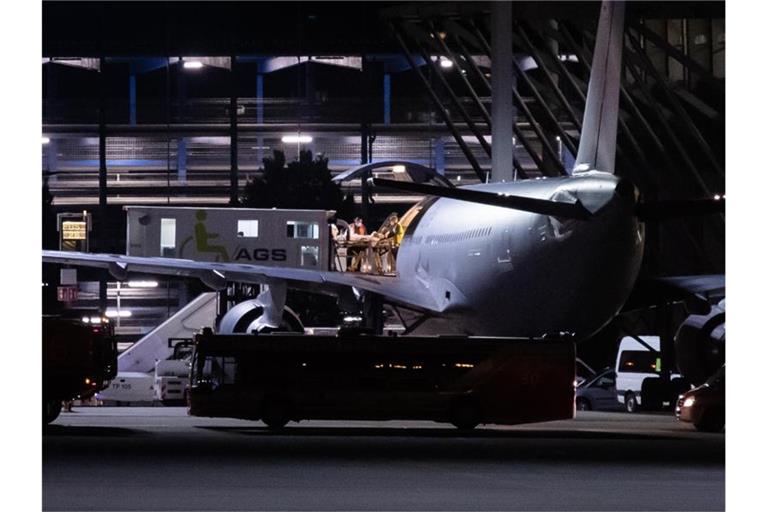 Der zweite Flieger mit verletzten Soldaten ist in der Nacht am Stuttgarter Flughafen angekommen. Foto: Christoph Schmidt/dpa