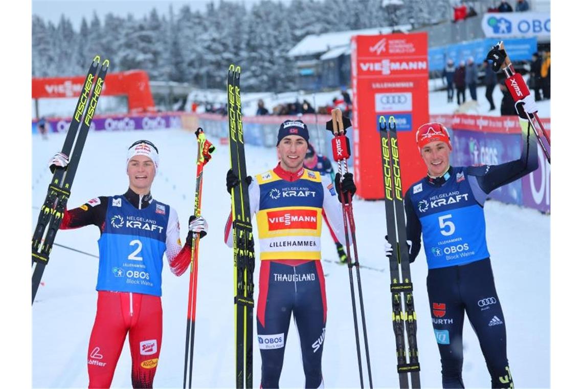 Der Zweite Johannes Lamparter (l-r) , Sieger Jarl Magnus Riber und Eric Frenzel feiern ihre Platzierungen. Foto: Geir Olsen/NTB/dpa