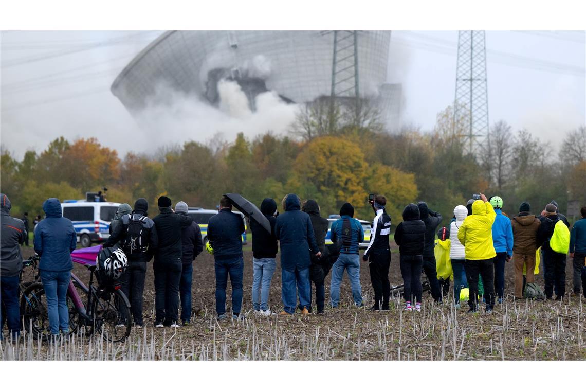 30.000 Menschen verfolgen Sprengung von AKW-Kühltürmen Der zweite Kühlturm des stillgelegten Kernkraftwerkes Gundremmingen stürzt nach der Sprengung zusammen