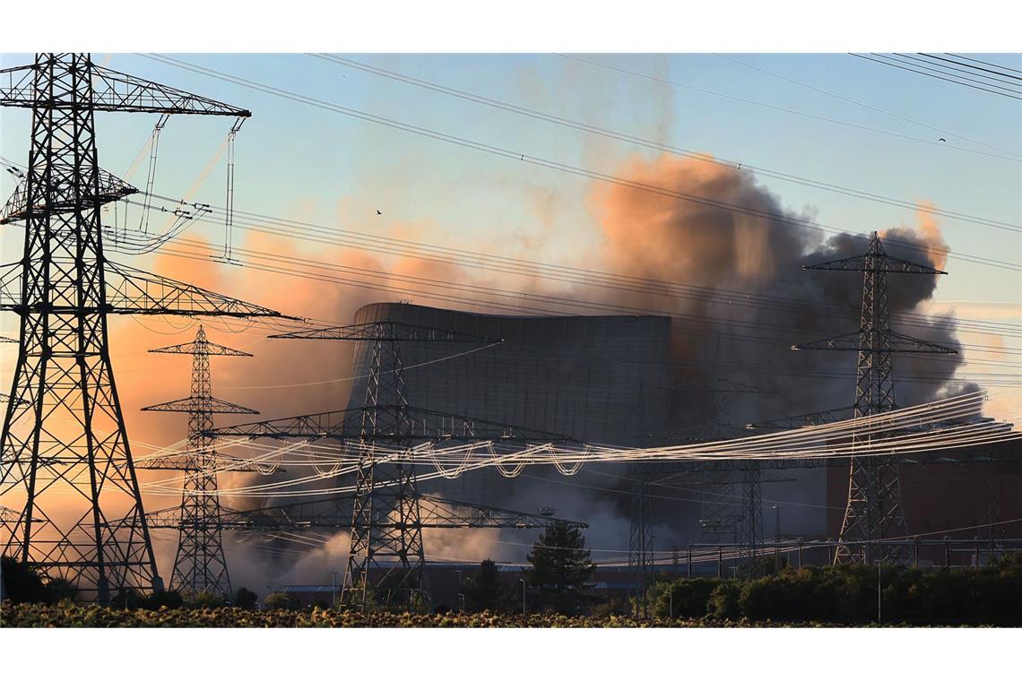 Der zweite Kühlturm des stillgelegten Kernkraftwerkes stürzt nach der Sprengung zusammen. Ein Mann aus Baden-Württemberg verzögerte mit seinem Protest die Sprengung (Archivfoto).