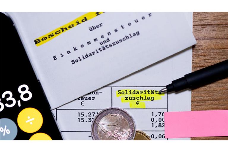 Der Zweite Senat entscheidet zu einer Verfassungsbeschwerde von sechs FDP-Politikern gegen den Solidaritätszuschlag.