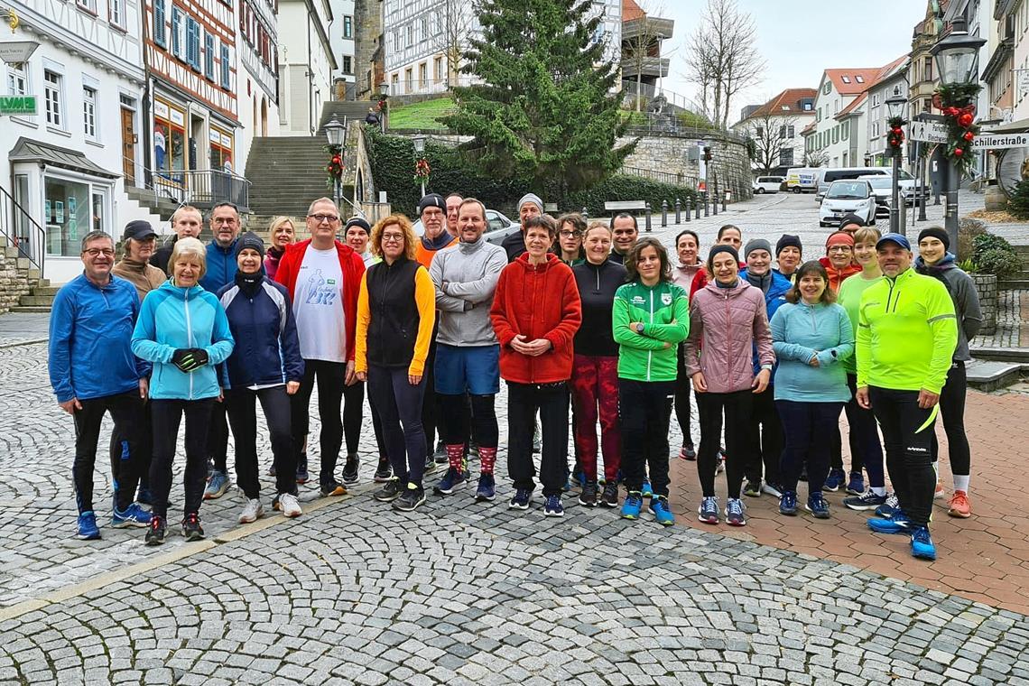 Der zweite Weihnachtsfeiertag, morgens um halb zehn: Rund 30 Mitglieder der Laufend-BKZ-Gruppe treffen sich vor dem Rathaus zum letzten gemeinsamen Training. Foto: Steffen Grün