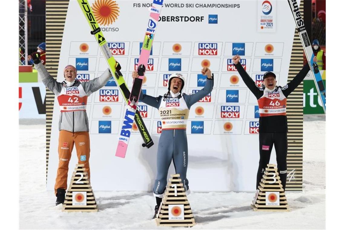 Skisprung-Ass Geiger erklimmt nächsten Gipfel Der Zweitplatzierte Karl Geiger (l-r) steht bei der Siegerehrung neben Sieger Piotr Zyla aus Polen und dem Drittplatzierten Anze Lanisek aus Slowenien. Foto: Daniel Karmann/dpa