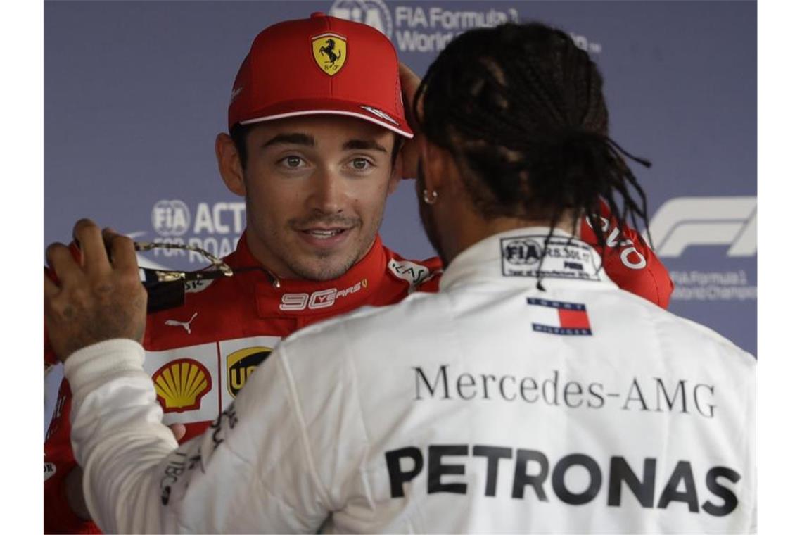Der Zweitplatzierte Lewis Hamilton (r) unterhält sich mit dem Erstplatzierten Charles Leclerc. Foto: Luca Bruno/AP