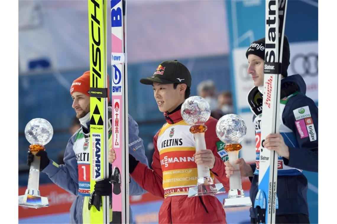 Elf Zentimeter fehlen: Eisenbichler an Neujahrstag Zweiter Der Zweitplatzierte Markus Eisenbichler (l-r), der Sieger Ryoyu Kobayashi aus Japan und der Drittplatzierte Lovro Kos aus Slowenien jubeln bei der Siegerehrung. Foto: Angelika Warmuth/dpa