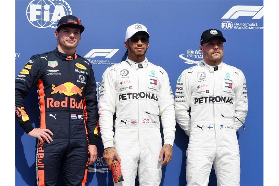 Der Zweitplatzierte Max Verstappen (l-r), Lewis Hamilton und Valtteri Bottas. Foto: Uli Deck