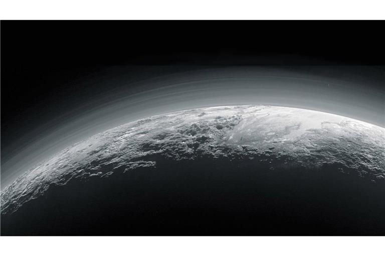Der Zwergplanet Pluto hat eine verblüffend nebelige, geschichtete Atmosphäre. Woraus der Dunst besteht, haben nun Daten des James-Webb-Teleskops gezeigt.
