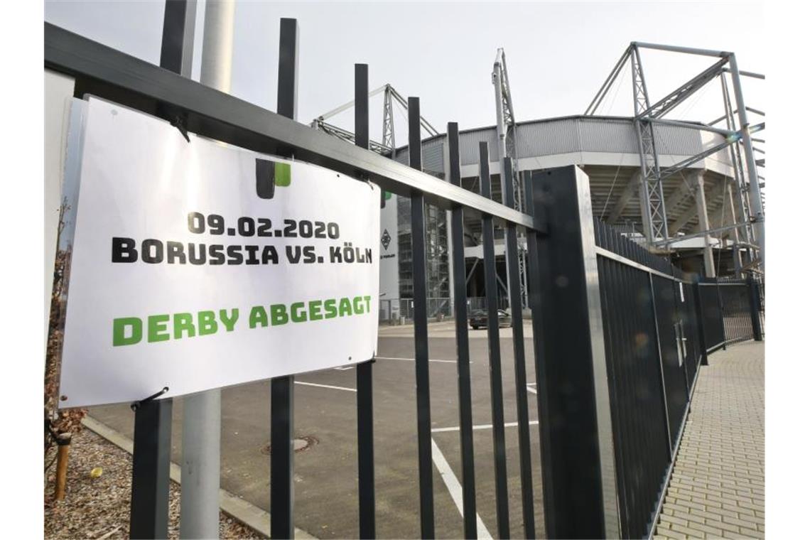 „Derby abgesagt“: Das Spiel zwischen Borussia Mönchengladbach und dem 1. FC Köln kann wegen des Sturmtiefs „Sabine“ nicht ausgetragen werden. Foto: Roland Weihrauch/dpa