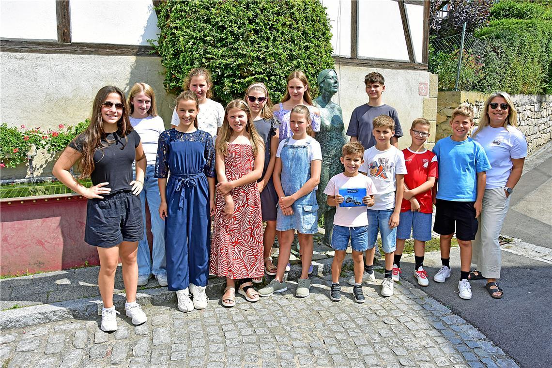 Dorfgeschichte von Kirchberg als Memoryspiel Derya Aydin, Vorsitzende des Vereins Steckenpferd (rechts), freut sich mit den Kindern des Memoryprojekts über den Erfolg. Ein Motiv des Kirchberg-Memoryspiels ist natürlich auch die Statue Zaismarie. Fotos: Tobias Sellmaier