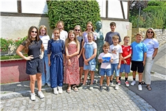 Derya Aydin, Vorsitzende des Vereins Steckenpferd (rechts), freut sich mit den Kindern des Memoryprojekts über den Erfolg. Ein Motiv des Kirchberg-Memoryspiels ist natürlich auch die Statue Zaismarie. Fotos: Tobias Sellmaier