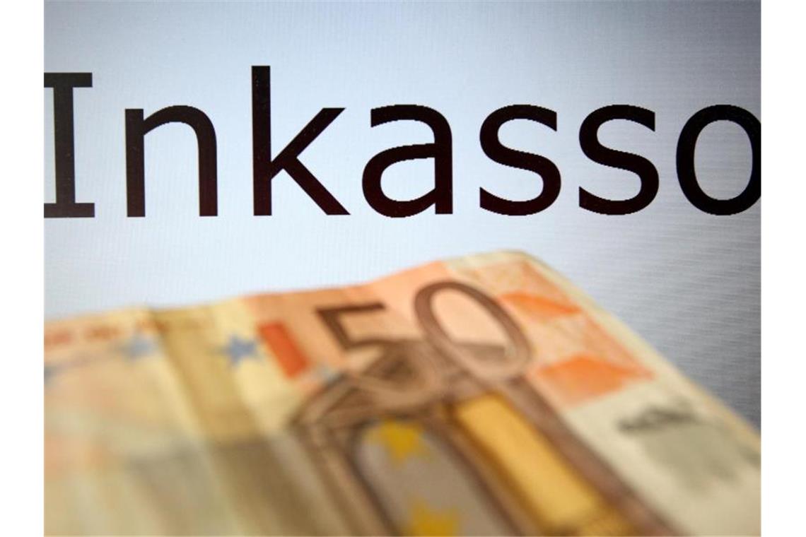 Inkassounternehmen: Werden sie zu schnell eingeschaltet? Derzeit dürfen Inkassofirmen auch bei kleinen Ausständen hohe Gebühren und Auslagen in Rechnung stellen. Foto: Bodo Marks/dpa