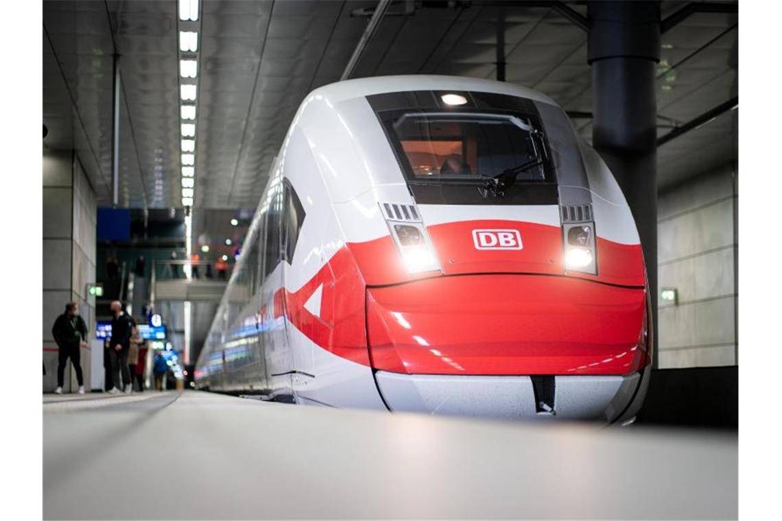 Neue Regierung will pünktlichere Züge Derzeit fahren halb so viele Menschen mit den ICE- und Intercity-Zügen wie vor der Pandemie. Foto: Kay Nietfeld/dpa
