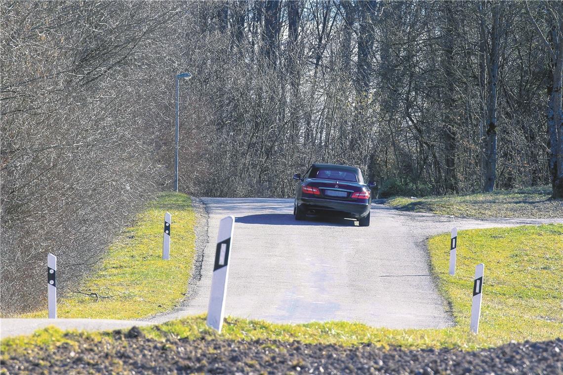 Derzeit für Radfahrer alles andere als sicher: Die nur 4,50 Meter breite Gemeindeverbindungsstraße in den nördlichen Stadtteil. Foto: A. Becher