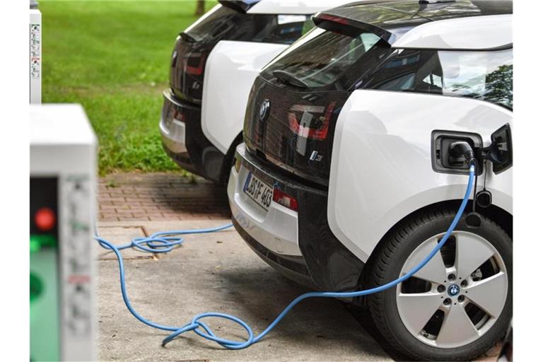 Derzeit ist die Zahl der E-Autos in Deutschland noch überschaubar. Doch auch wenn in den kommenden Jahren immer mehr Modelle auf den Markt kommen, ist die Energiebranche eigenen Aussagen zufolge vorbereitet. Foto: Patrick Pleul