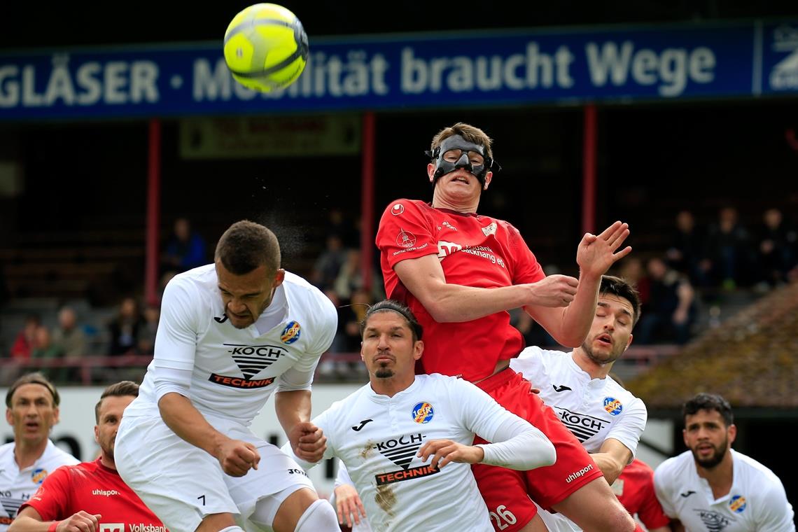 Derzeit ist nicht das Nasenbein das Problem, sondern der Fuß: Michl Bauer fällt gegen Heimerdingen und vielleicht noch länger aus. Foto: A. Becher