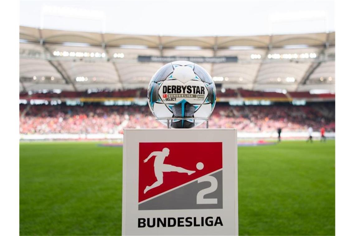 Derzeit ist noch völlig ungewiss wann im deutschen Profi-Fußball der Ball wieder rollt. Foto: Tom Weller/dpa