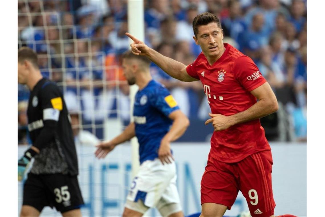 Derzeit nicht zu stoppen: Bayerns Lewandowski erzielt drei Tore gegen den FC Schalke 04. Foto: Federico Gambarini