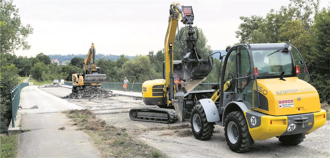 Derzeit sind die Arbeiter damit beschäftigt, den Fahrbahnbelag der Murrbrücke zu entfernen. Foto: J. Fiedler
