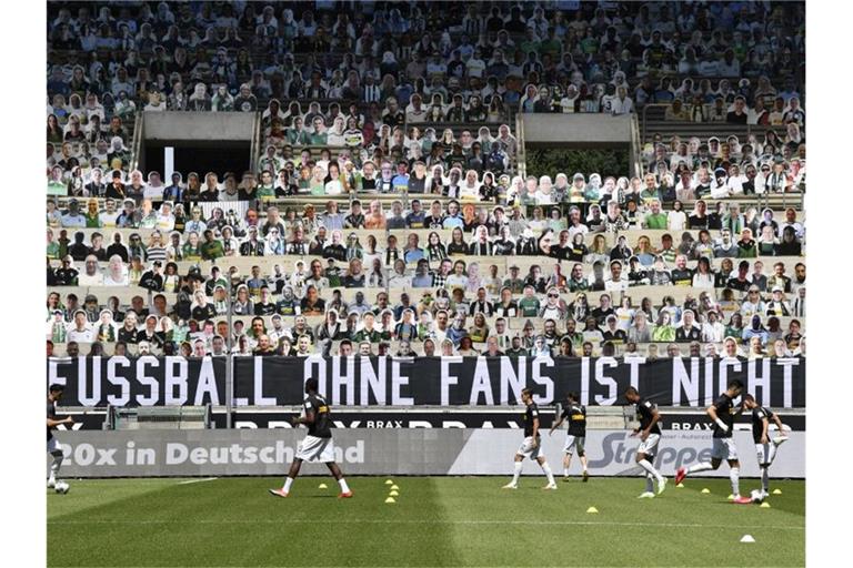 Derzeit sind in den Stadien der Fußball-Bundesliga nur Fans aus Pappe erlaubt. Foto: Martin Meissner/AP Pool/dpa