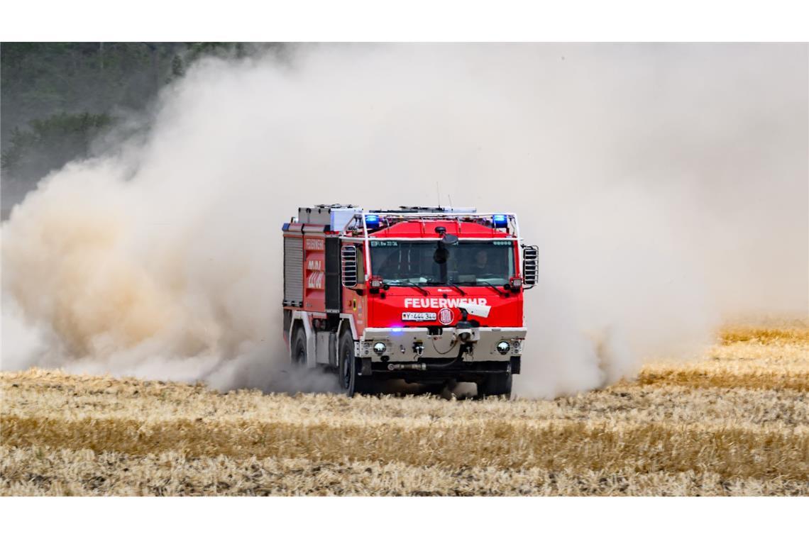 Brand in Thüringen unter Kontrolle - Neue Taktik in Sachsen Derzeit versucht die Feuerwehr, ein Übergreifen der Flammen auf einen alten Sprengplatz bei Jacobsthal zu verhindern.