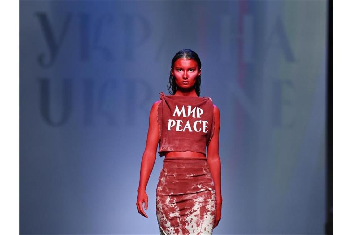 Blutig-rote Models bei Show von ukrainischem Designer Designer Jean Gritsfeldt aus Kiew schickte seine Models unter anderem in diesem blutig-roten Outfit über den Laufsteg. Foto: Jens Kalaene/dpa-Zentralbild/dpa