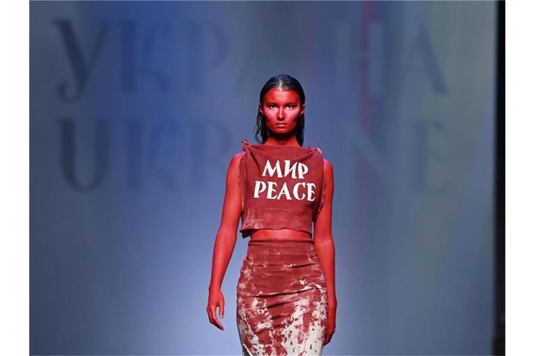 Designer Jean Gritsfeldt aus Kiew schickte seine Models unter anderem in diesem blutig-roten Outfit über den Laufsteg. Foto: Jens Kalaene/dpa-Zentralbild/dpa