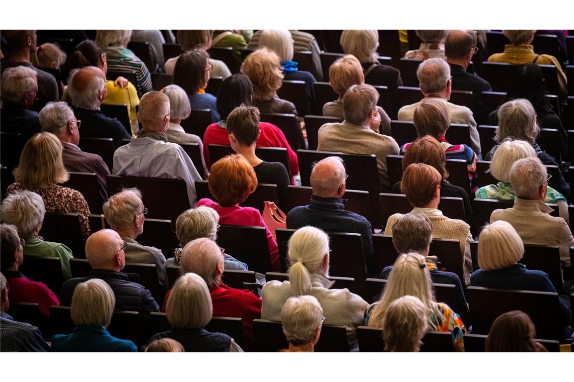 Destatis zufolge wächst die Zahl der 67-Jährigen und Älteren bis 2038 weiter. (Symbolbild)