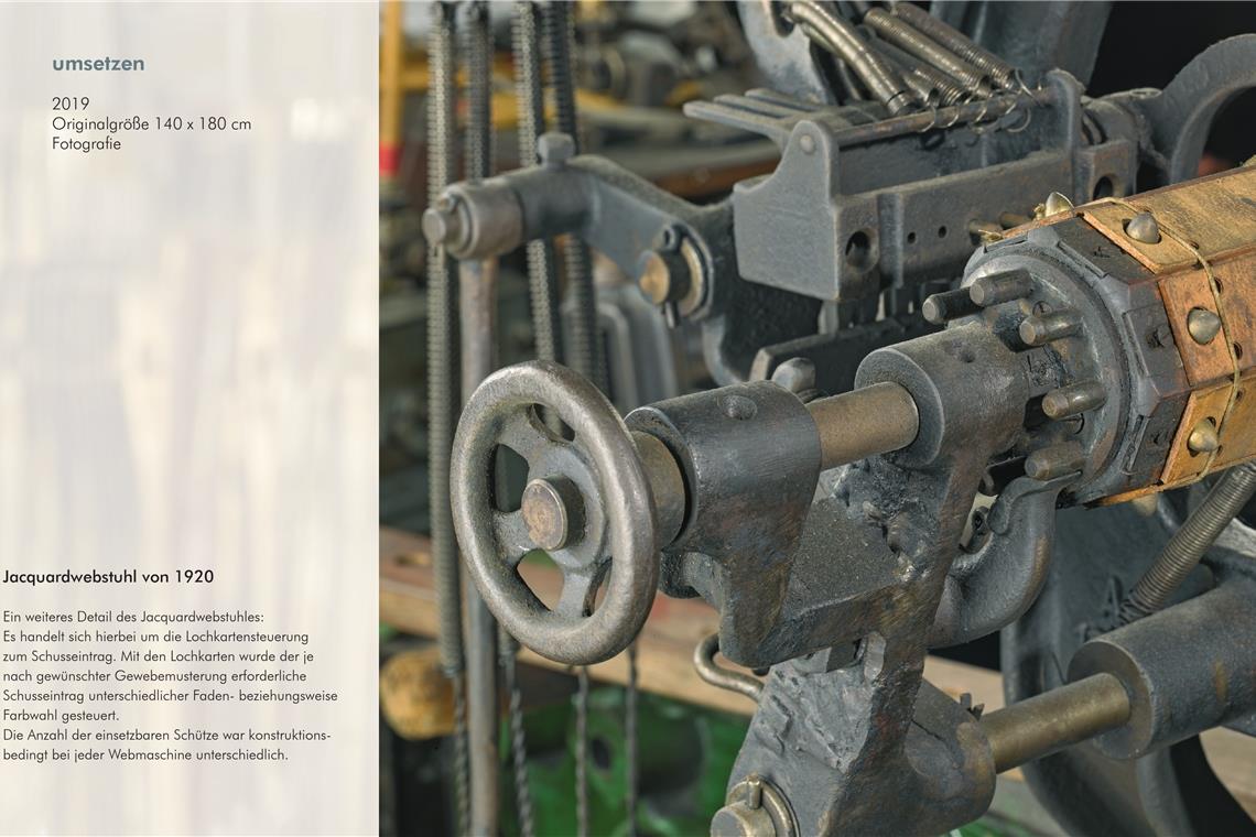 Hochästhetisch in Szene gesetzte Details Detail des Jacquardwebstuhles von 1920: Lochkartensteuerung zum Schusseintrag. Mit den Lochkarten wurde der je nach gewünschter Gewebemusterung erforderliche Schusseintrag unterschiedlicher Faden- beziehungsweise Farbwahl gesteuert. Die Anzahl der einsetzbaren Schützen war konstruktionsbedingt bei jeder Webmaschine unterschiedlich. Foto: B. J. Lattner