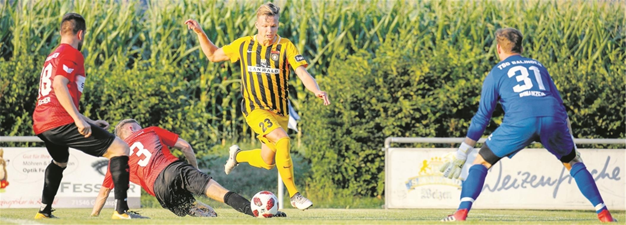 Ein „Schlängler“ und ein „Kleiderschrank“ Deutete seine Dynamik und Torgefahr im Testspiel gegen Balingen mit einem unwiderstehlichen Solo an, das er zum 4:0 vollendete: Philipp Hercher, der Zugang aus Nürnberg. Foto: A. Becher