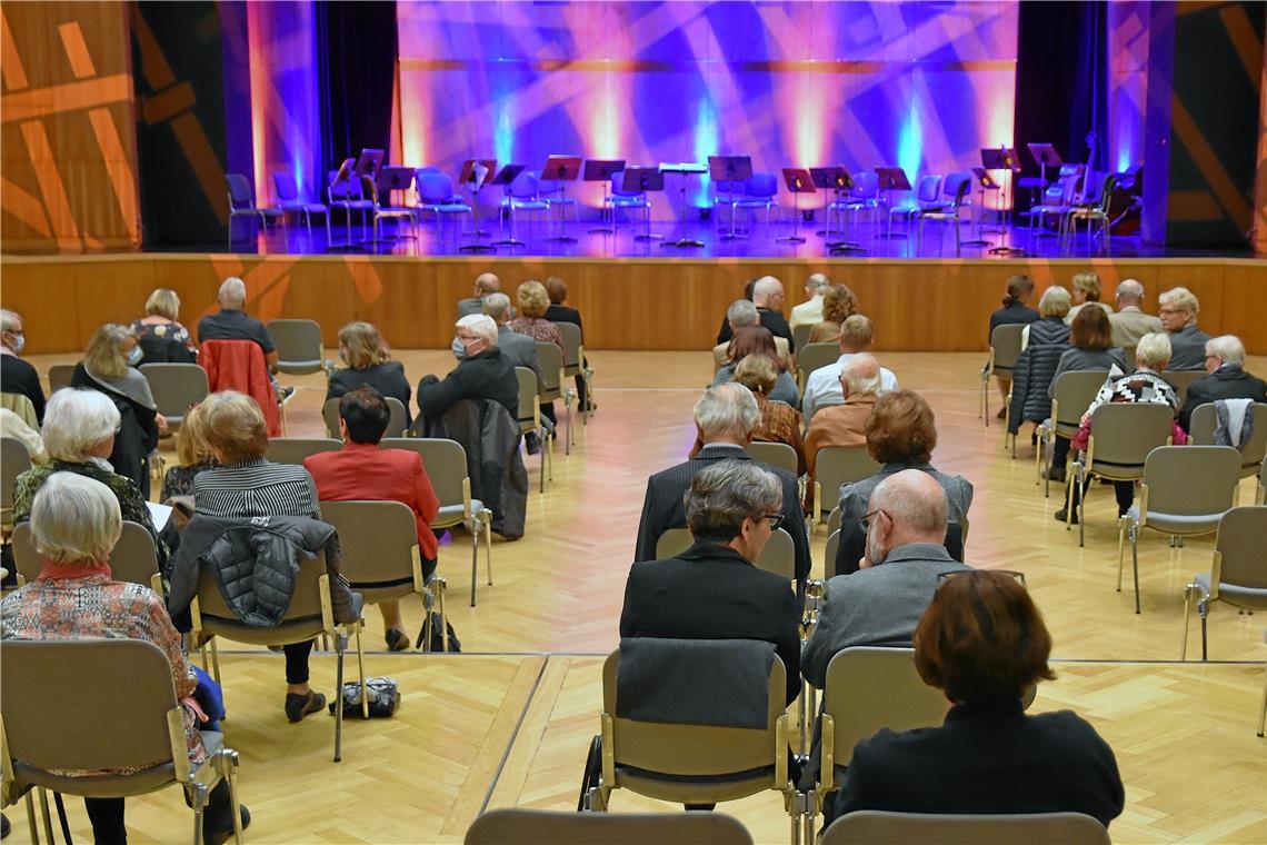 Deutlich dünner bestuhlt zeigten sich die Publikumsreihen im Bürgerhaus.