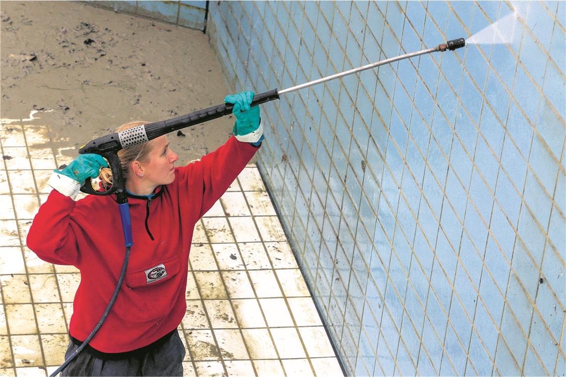 Das Freibad erwacht aus dem Winterschlaf Deutlich sichtbarer Unterschied: Der Hochdruckreiniger ist Stefanie Guthardt eine große Hilfe.