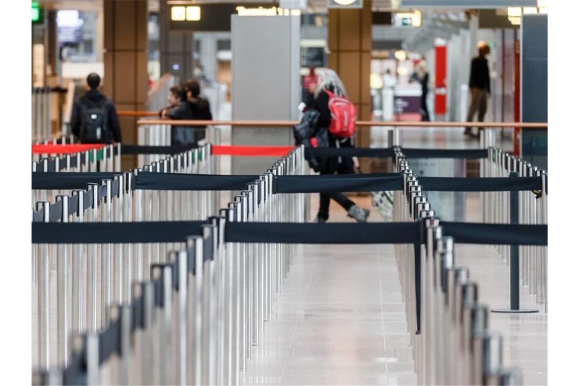 Megastaus an den Grenzen Deutlich weniger Fluggäste als üblich am Hamburger Flughafen. Foto: Markus Scholz/dpa