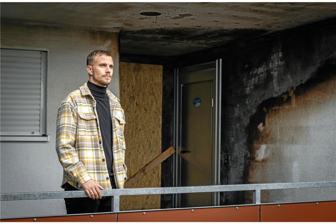 Backnang: Mutige Rettung im Adrenalinrausch Deutliche Brandspuren am Wohnungseingang lassen erahnen, was sich vor gut zwei Wochen in dem Haus in Maubach zugetragen hat. Fabian Raum konnte seinen Nachbarn Michael Feist gerade noch rechtzeitig aus der brennenden Wohnung holen. Foto: Alexander Becher