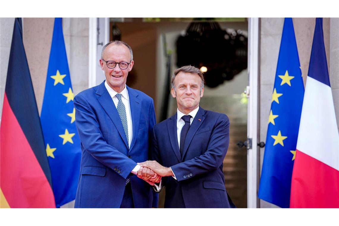 Bilder des Tages Deutsch-französisches Regierungstreffen an der Côte d’Azur: Bundeskanzler Friedrich Merz und Frankreichs Präsident Emmanuel Macron geben sich die Hand.