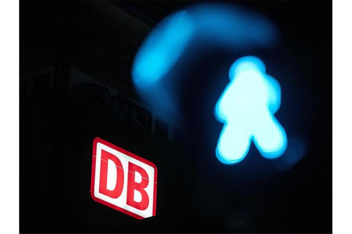 Streikgefahr vorerst gebannt - Bahn einigt sich mit der GDL Deutsche Bahn und GDL haben sich auf einen Tarifvertrag verständigt. Foto: Fabian Strauch/dpa