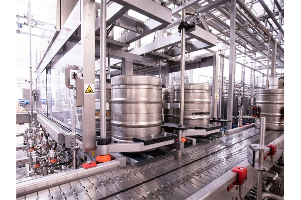 Deutsche Brauereien haben 2021 noch einmal deutlich weniger Bier gebraut und verkauft als zuvor. Foto: Christian Charisius/dpa