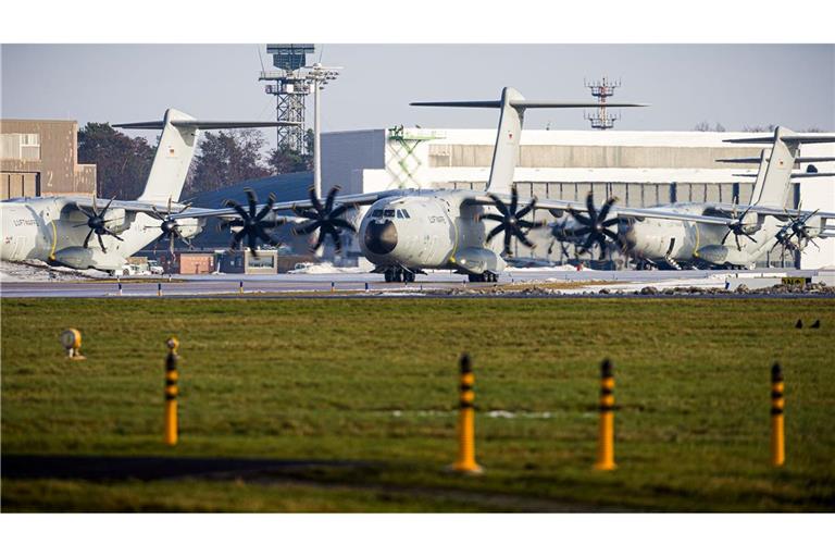 Deutsche Bundeswehr-Soldaten sind am Morgen vom Fliegerhorst Wunstorf nach Dänemark gestartet.