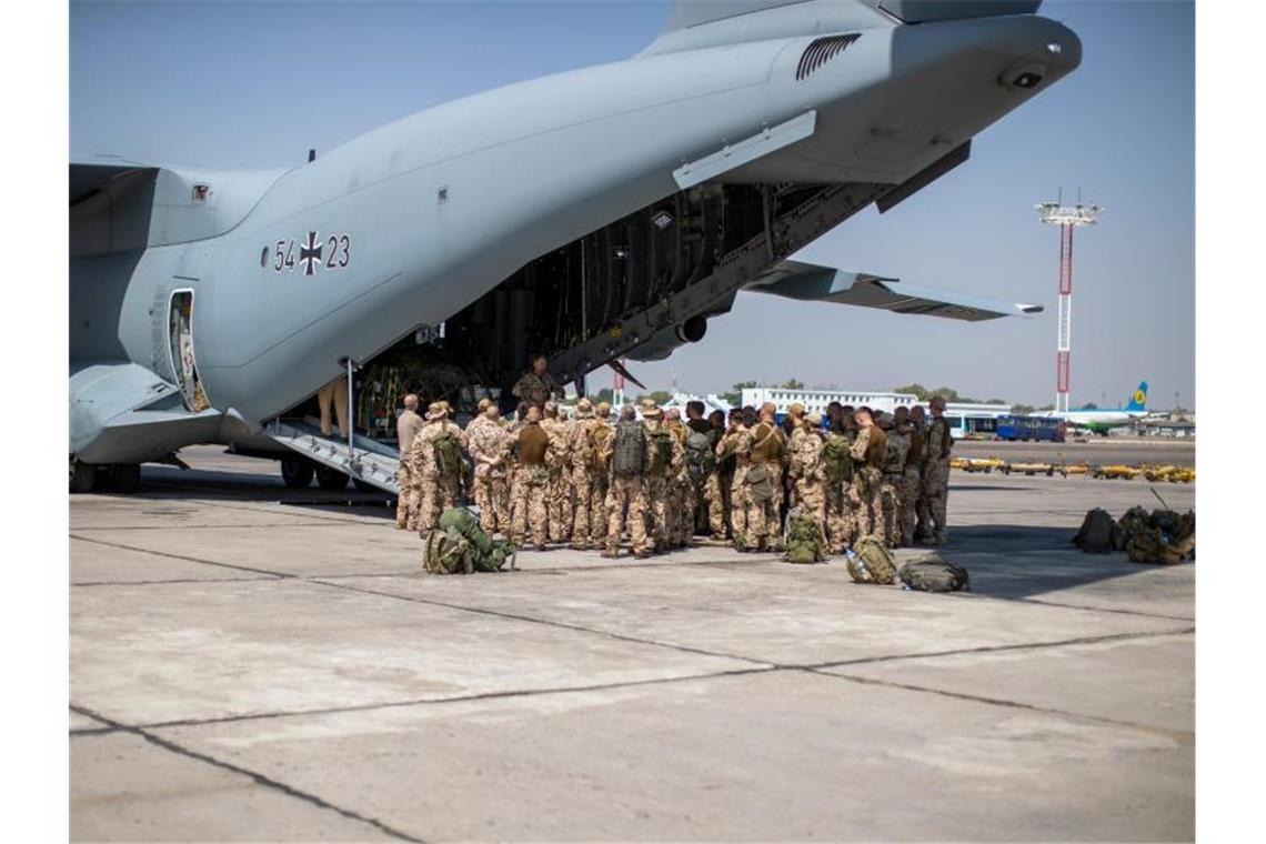 Deutsche Fallschirmjäger steigen auf dem Flughafen in Taschkent in einen Airbus A400M. Foto: Marc Tessensohn/Bundeswehr/dpa