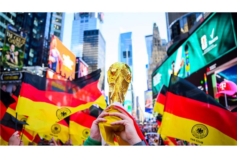 Deutsche Fans auf dem Times Square in New York am Vortag des letzten Gruppenspiels gegen Ecuador.