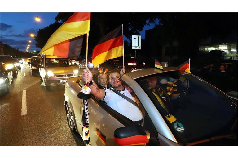 Deutsche Fans feiern den Sieg mit einem Autokorso nach dem Spiel der Fussball-Weltmeisterschaft 2018 Deutschland-Schweden, am 23. Juni 2018 in Siegen.